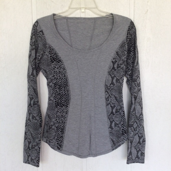LULULEMON BETWEEN THE LINES LONG SLEEVE TOP SIZE 8 - Picture 4 of 13